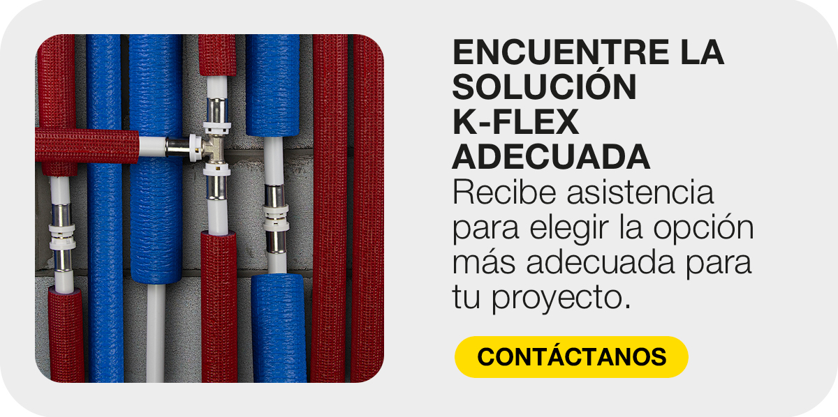 Instalación de tuberías multicapa K-FLEX con aislamiento rojo y azul, acompañada de una invitación a solicitar asesoramiento.