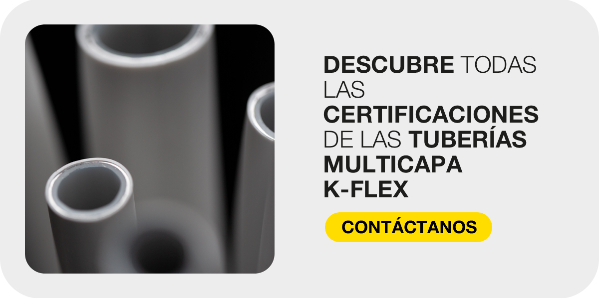 Primer plano de tuberías multicapa K-FLEX junto a una llamada para consultar sus certificaciones.