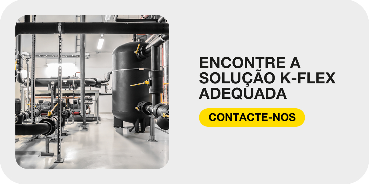 Instalação industrial com tubulações e reservatório isolados, ao lado da chamada para encontrar a solução K-FLEX adequada.