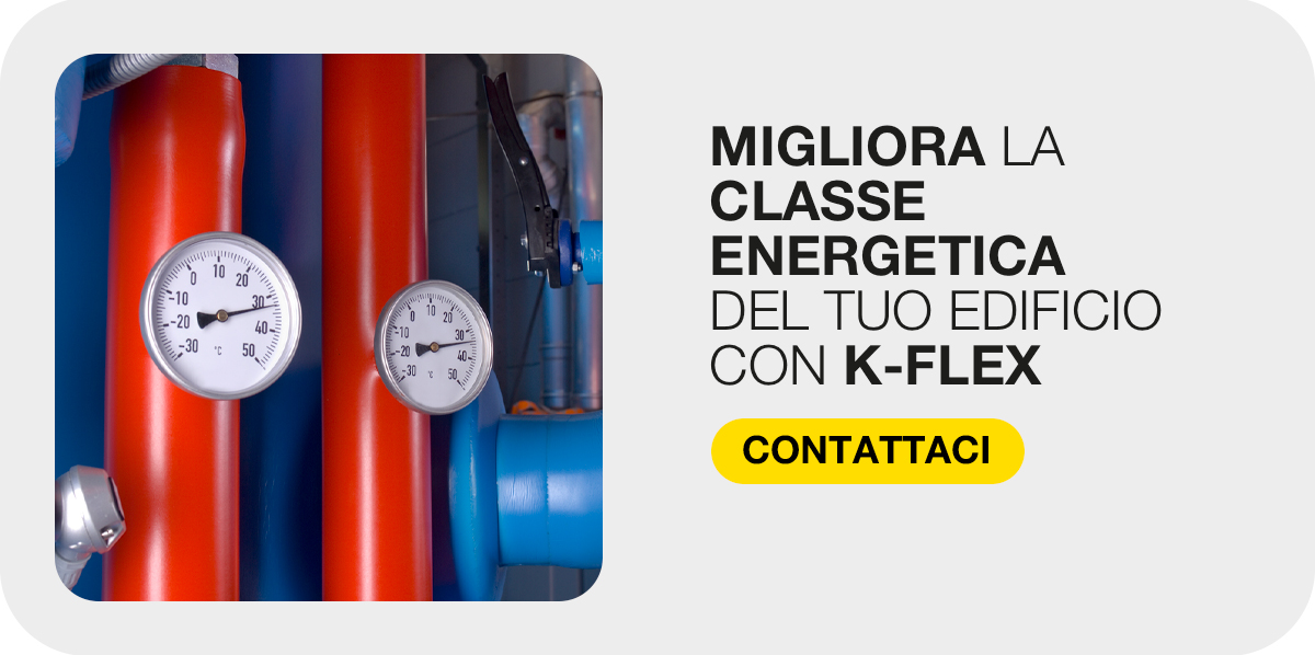 Tubazioni isolate rosse e blu con termometri accanto all'invito a migliorare la classe energetica dell'edificio con K-FLEX.