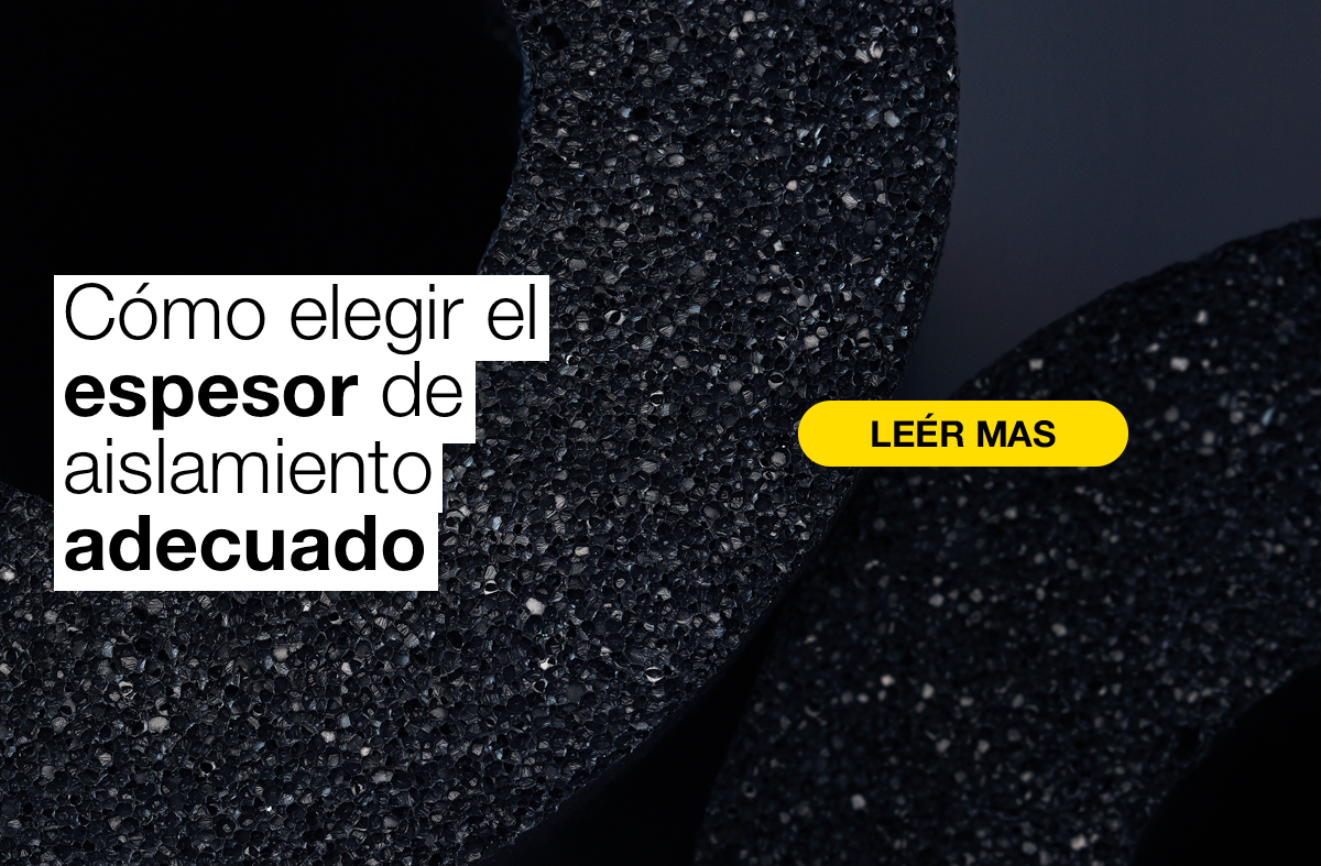 Primer plano de material aislante negro con texto sobre cómo elegir el espesor de aislamiento adecuado y botón para leer más.