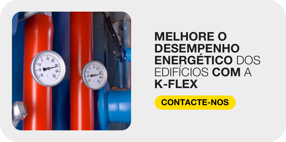 Tubagens isoladas vermelhas e azuis com dois manómetros, ao lado de uma chamada para melhorar o desempenho energético dos edifícios com a K-FLEX.